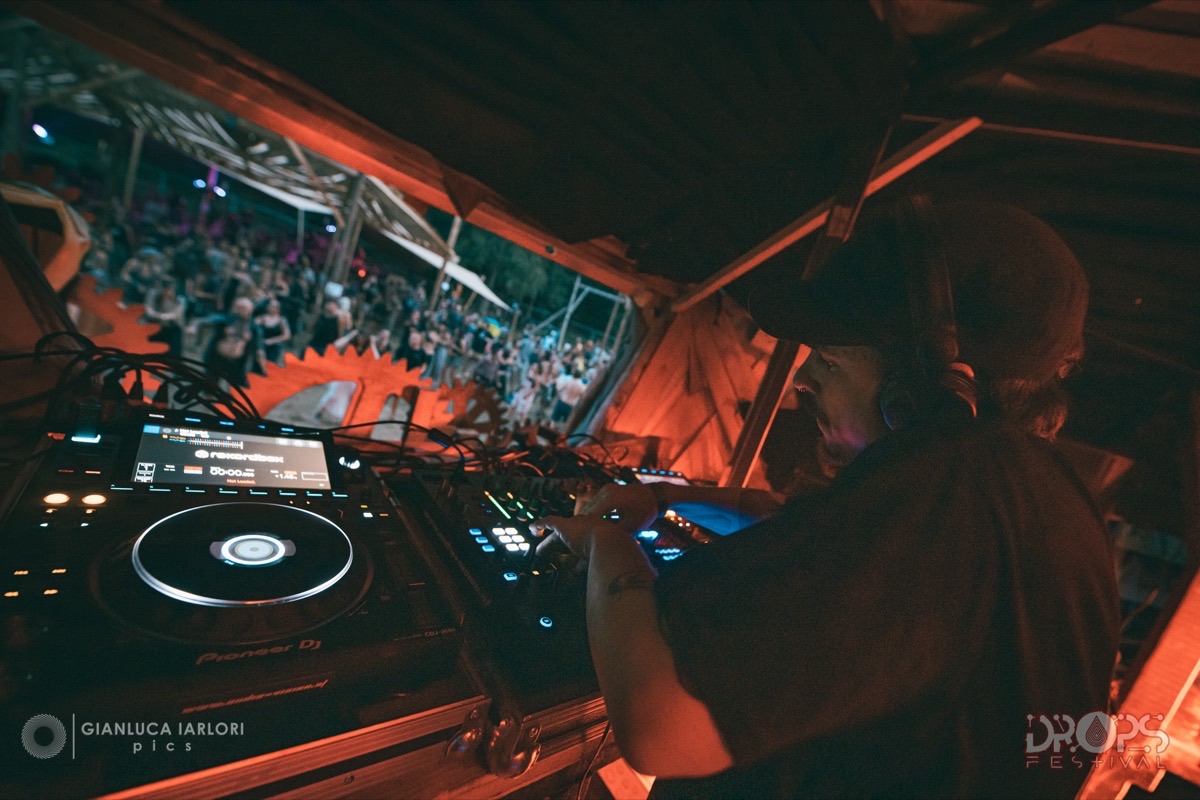 FishEYE behind the decks at a wooden stage, 2024, photo by Gianluca Iarlori