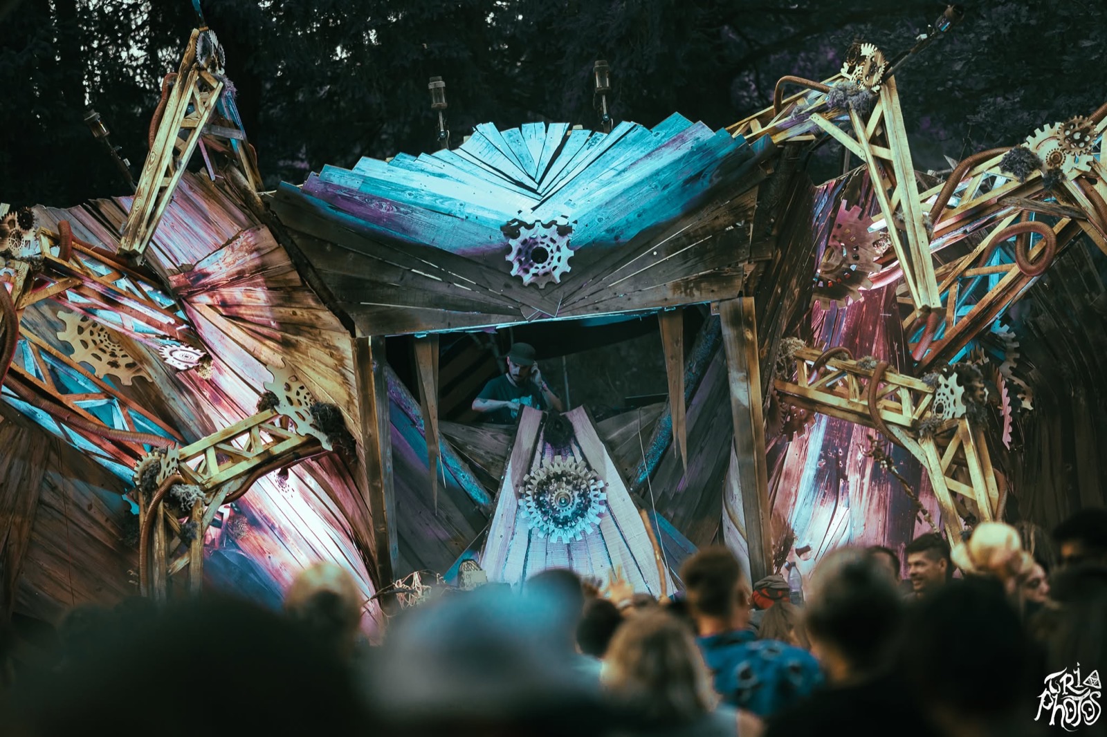 FishEYE playing on a wooden festival stage, 2025, photo by Triphotos